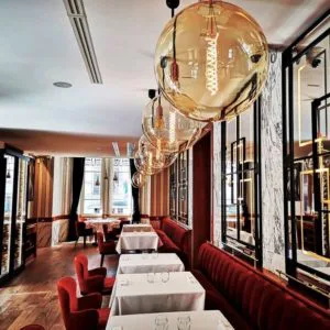 Panneaux double face, avec réalisation signalétique encadrement noir, pose sur barre laiton lestés en partie basse